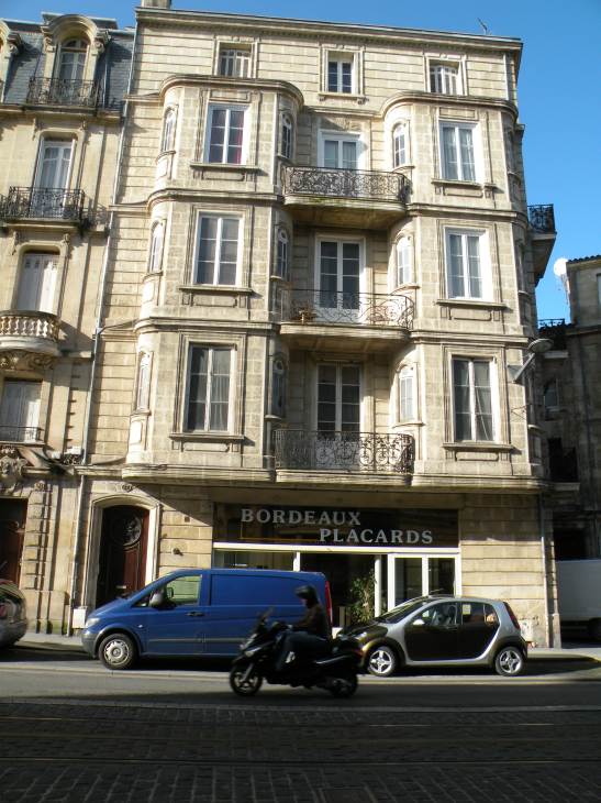  immeuble ancien avec bow windows en pierre